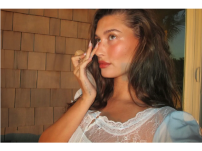 Biele čipkované šaty Hailey Bieber Frankies Bikini 