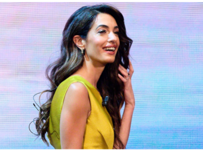 Amal Clooney je majsterkou miešania textúr v bielom plyšovom kabáte a krokodílích čižmách do výšky stehien