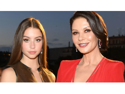 Catherine Zeta-Jones požičala svojej dcére Karis na 21. narodeniny ikonické šaty z 90. rokov