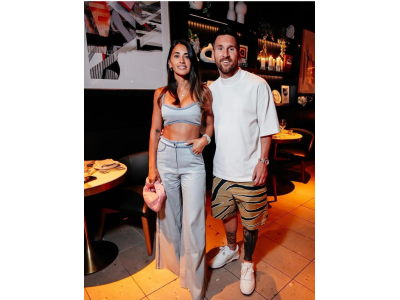 ANTONELLA ROCUZZO SA PRIDÁVA K MÓDNEMU TRENDU JENNIFER LOPEZ