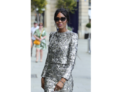 Naomi Campbell spája Chanel couture s neočakávanou obuvou
