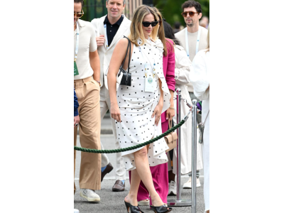 Margot Robbie predstavuje haute couture v tehotenskom oblečení na Wimbledone