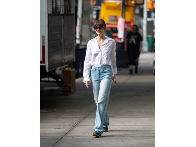 Dakota Johnsonová vyhrá hru s džínsami v roku 2024.