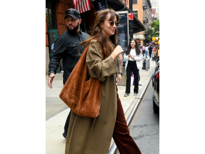 Dakota Johnson našla perfektný pár tenisiek adidas, ktoré oživia jej jesenný outfit