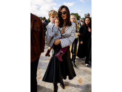 Emily Ratajkowski nosí v Paríži najatraktívnejší trend sukní jesene