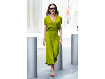 Victoria Beckham, Kendall Jenner... všetky nosia hviezdne šaty tejto jesene