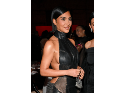 Kim Kardashian ohúrila vzhľadom, ktorý je viac kožou a sieťovinou ako skutočnými šatami