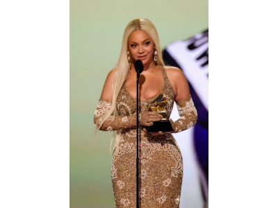 Haute Couture Rodeo: Beyoncé na odovzdávaní cien Grammy 2025 predstavila verziu westernového štýlu od Schiaparelli.