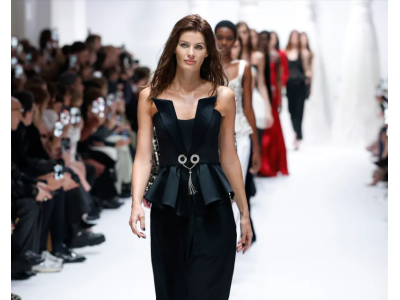 Sara Cavazza Facchini priniesla na milánsky týždeň módy prehliadku Genny jeseň/zima 2025 2026 s Gianni Versace.