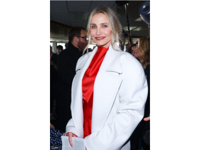 Cameron Diaz v extrémnych topánkach a saténových šatách: ohnivý vzhľad Stella McCartney na parížskom týždni módy 2025.