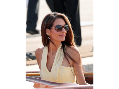 Štýlový výzor: Amal Clooney v Prada a jemnej maslovej sukni na festivale v Benátkach