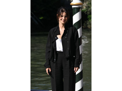 Barbara Ronchi s eleganciou na festivale v Benátkach 2025: čierno-biely dámsky kostým od Armani