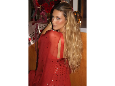 Bella Hadid neprestajne nosí retro šaty od Georges Chakra.