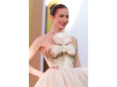 Emily Blunt zažiarila na premiére filmu „Diabol nosí Prada 2“ v New York, kde mala na sebe pôsobivé couture šaty značky Schiaparelli s vtáčími akcentmi.
