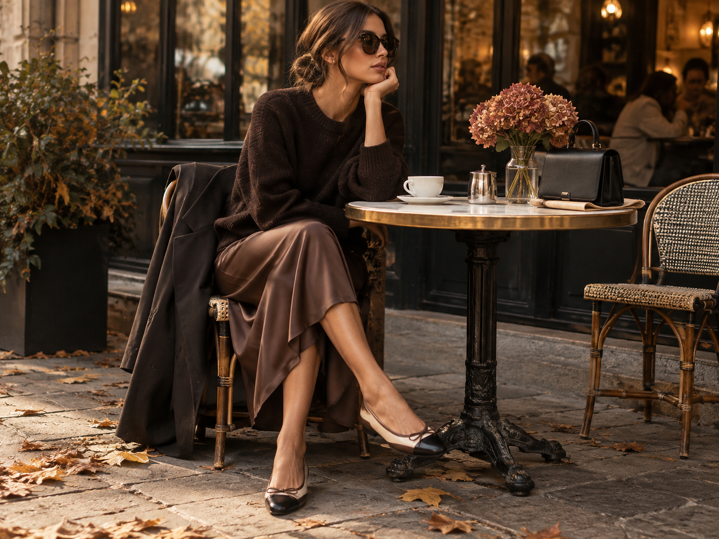 Elegantný jesenný outfit s balerínkami midi sukňou svetrom a dámskou kabelkou